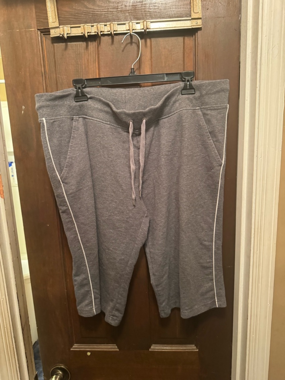 Women’s Size 20 Danskin Now Gray Drawstring  Sweatpants Capris with White Piping